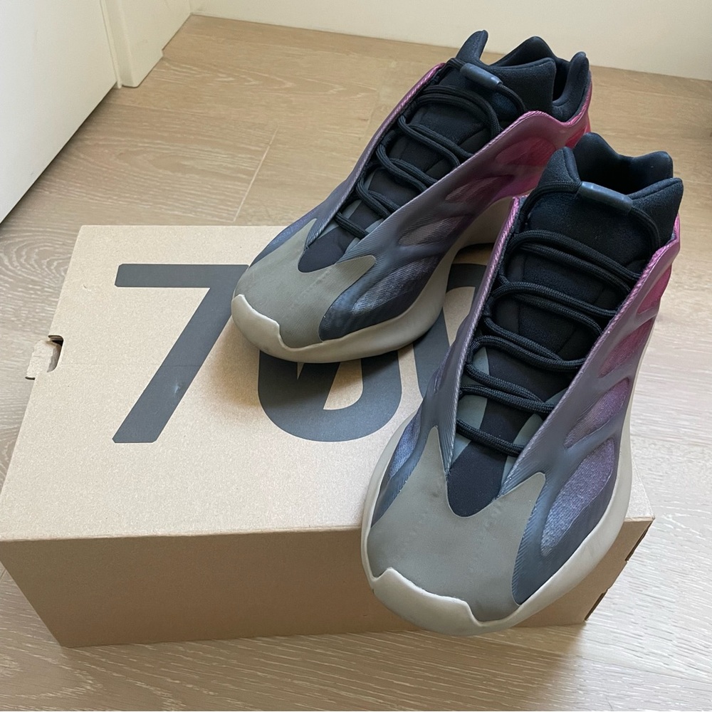 EUC Adidas Yeezy Boost 700 V3 Fade Carbon Sz 11